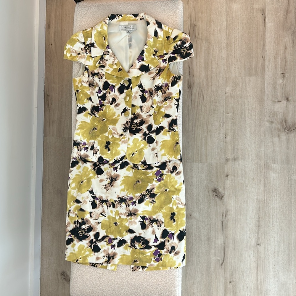 Tahari Suit - Cap Sleeve Jacket and Skirt Set size 6 Abstract Floral Print